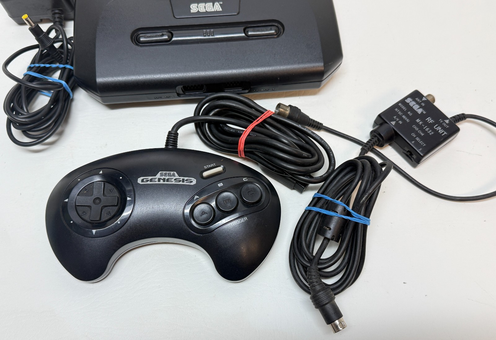 Sega Genesis Model 2 Console MK-1631 Bundle 5 Games Sonic 2 SFII – POWERS ON