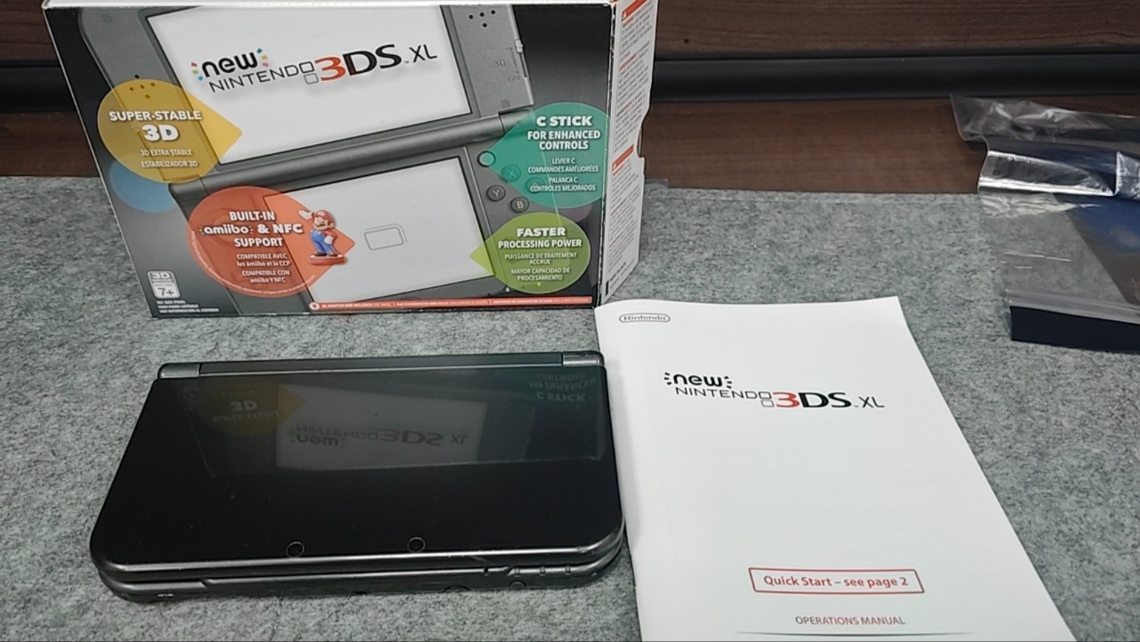 New Nintendo 3DS XL Gray Black Console W boxe and manual US Version