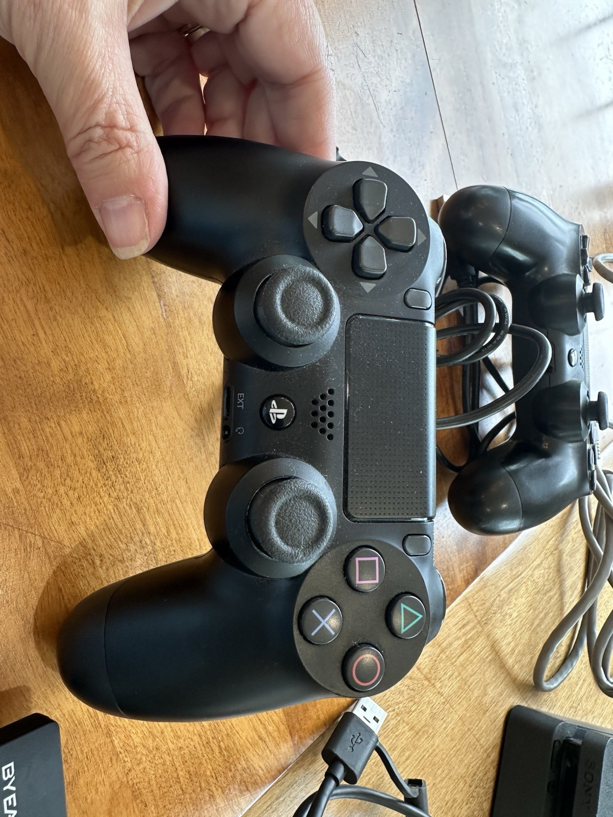 PS4 Slim 1Tb Console 2 Dual Shock Controllers 4 USB Hub Horizon Game WORKS GREAT