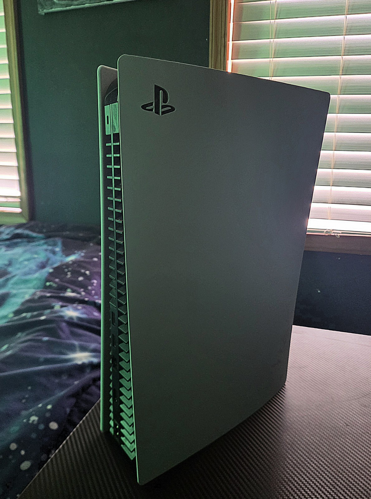 Sony PlayStation 5 Console Wi-Fi Blu-Ray HDMI USB-A USB-C 4K White Black