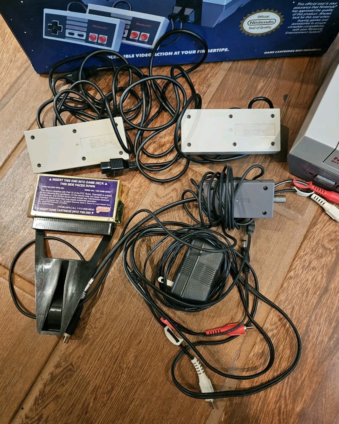1985 Nintendo Entertainment System NES-001 w/ 2 Controllers + Ninja Turtle Game