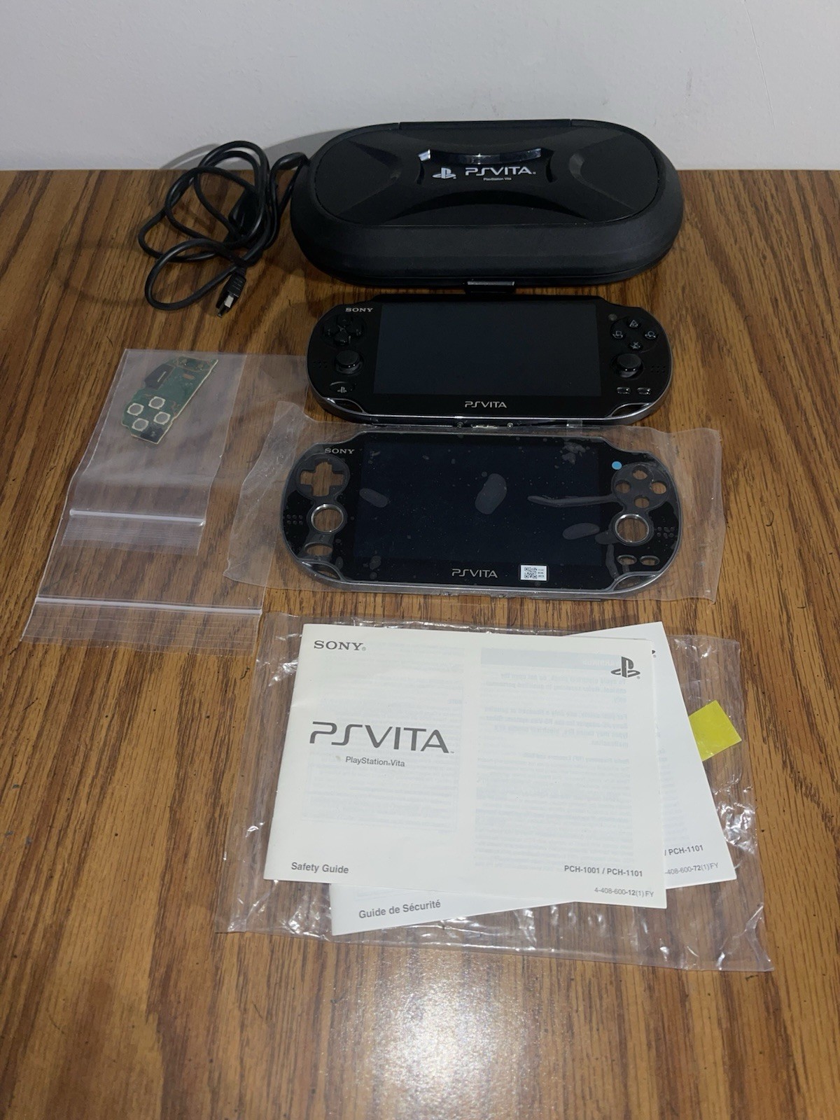 PS Vita PCH-1001 Bundle Console – Charger, RARE Vault Case & 32 Gig Card, 1 Game