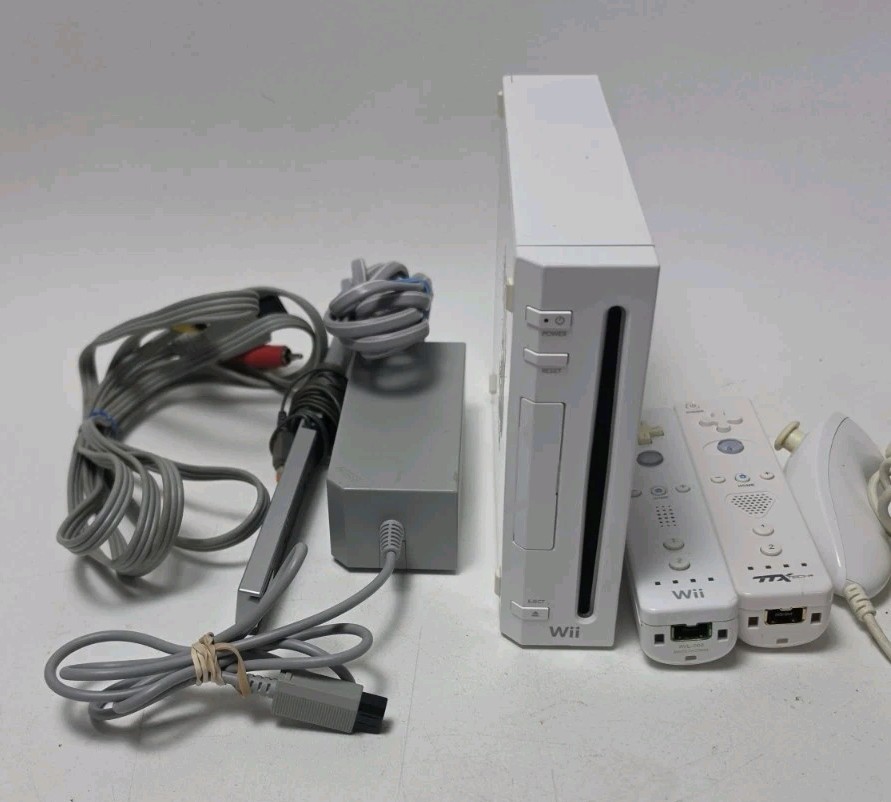 Nintendo Wii Console RVL-001 w/ 2 Controllers, Nunchucks & Cables
