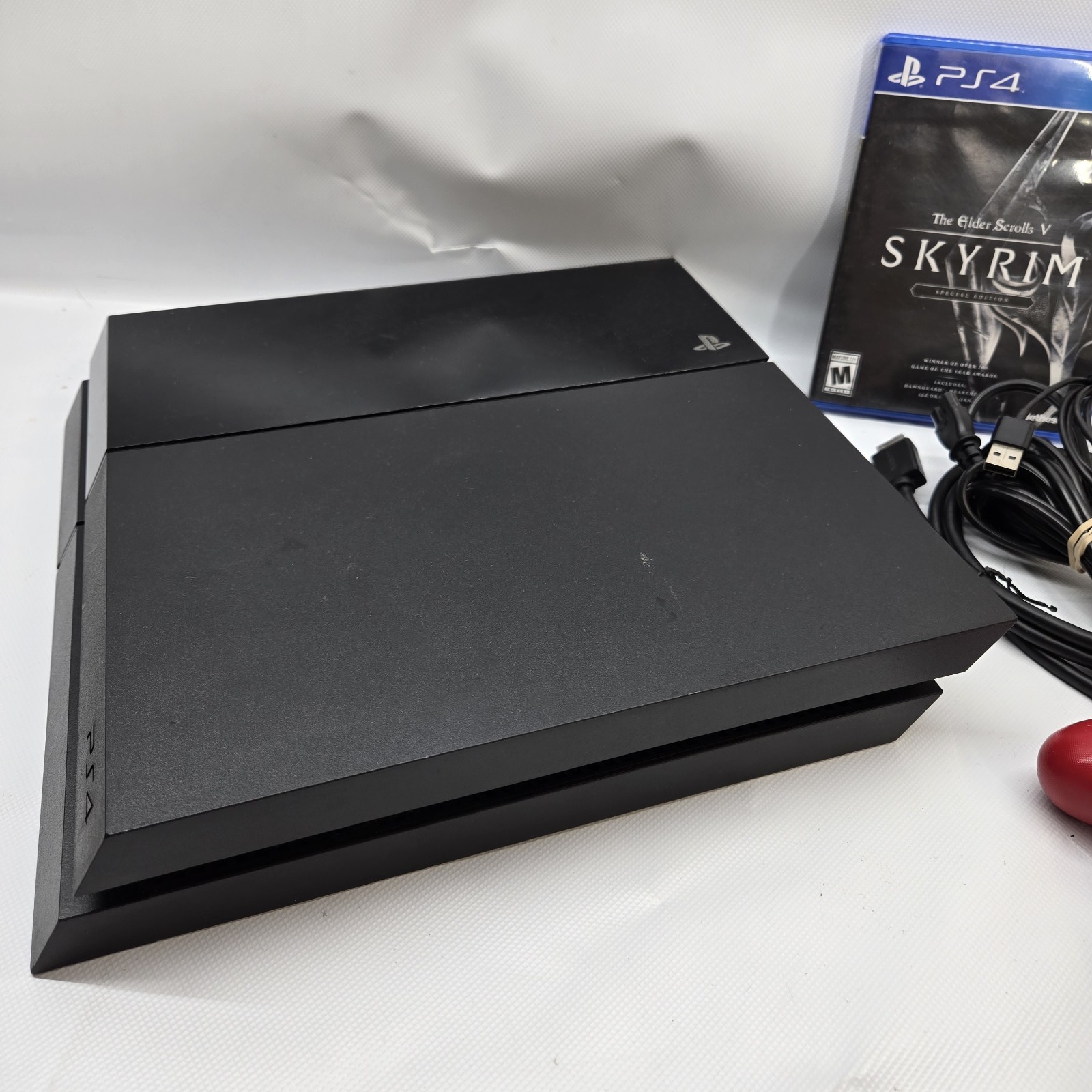 Sony PlayStation 4 PS4 CUH-1115A 500GB Black Console Bundle Skyrim Cords Control