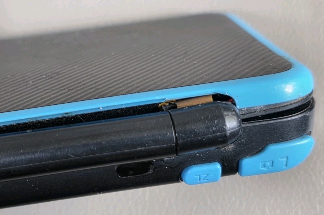 Nintendo New 2DS XL Console Blue/Black – NOT WORKING – Parts or Repair