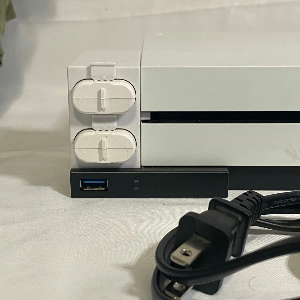 Xbox One S White Bundle 750 GB – 2 Controllers 3 Games