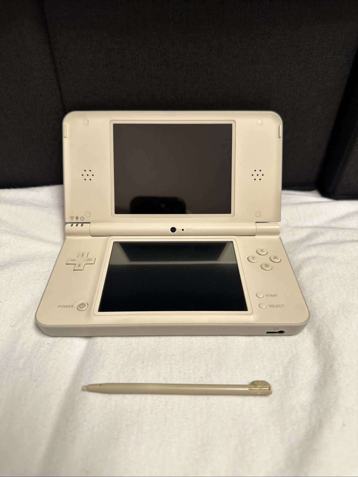 Nintendo DSi LL/XL – Natural White