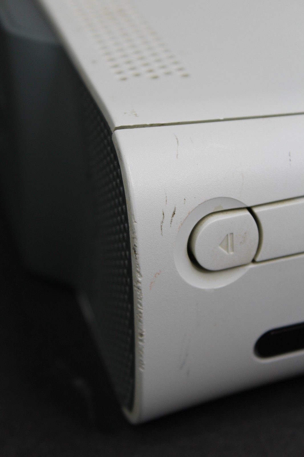 Microsoft Xbox 360 White Console NOT WORKING FOR PARTS ONLY Plays Games No Cords