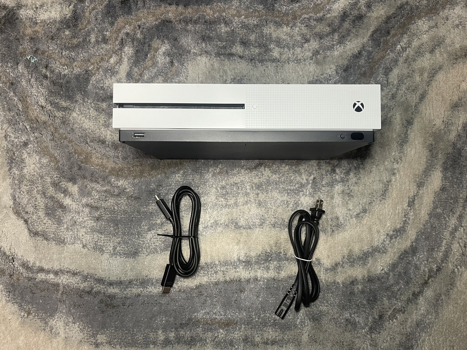 Xbox One S 500GB/ 2 Controllers / 4 Games