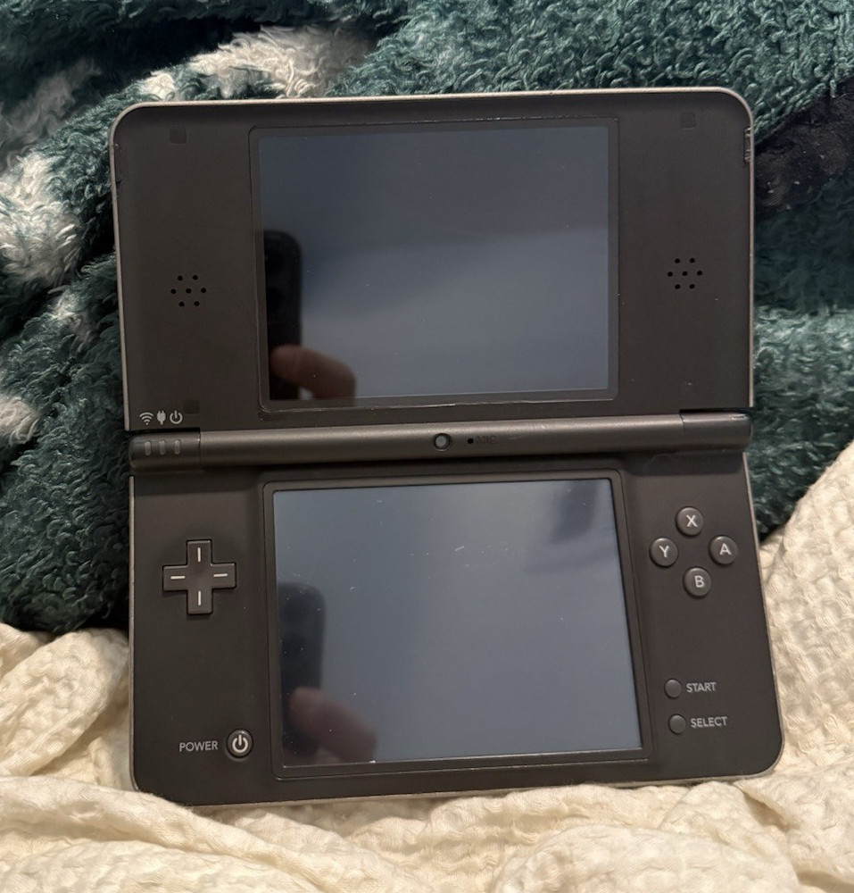 Nintendo DSi XL Handheld System Gray Wi-Fi NTSC-U/C (US/Canada) UTL-001