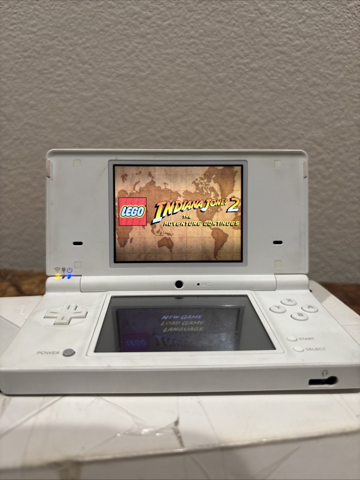 Nintendo DSI WHITE CONSOLE IN BOX WITH CHARGER, STYLUS, And 1 GAME NO SD CARD