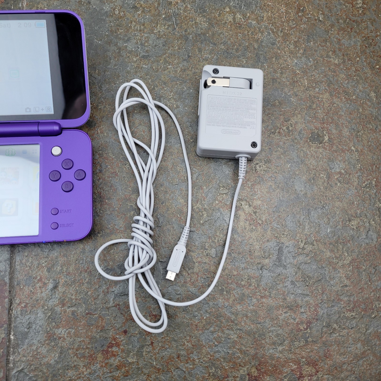 Nintendo 2DS XL Purple Handheld Console Nintendo 4GB Touchscreen JAN-001