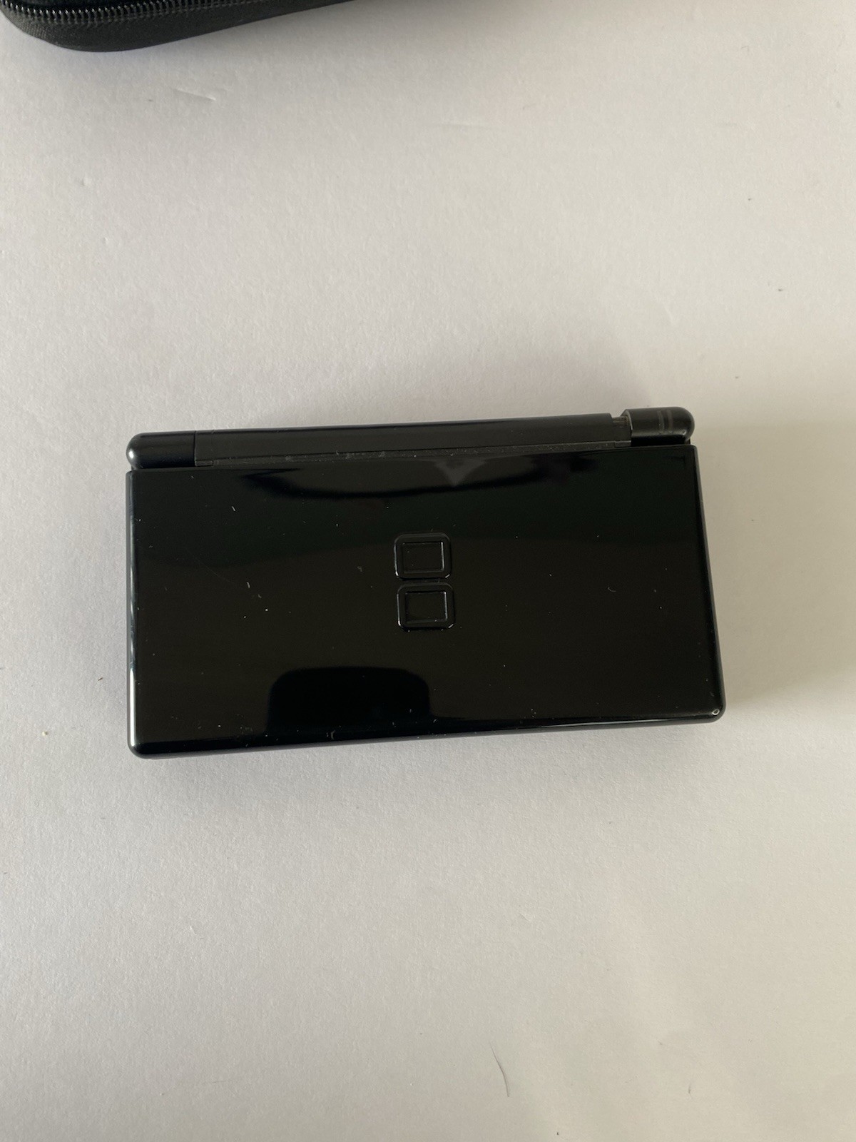 Nintendo DS Lite USG-001 Black Handheld System w/ Carry Case Multiplayer