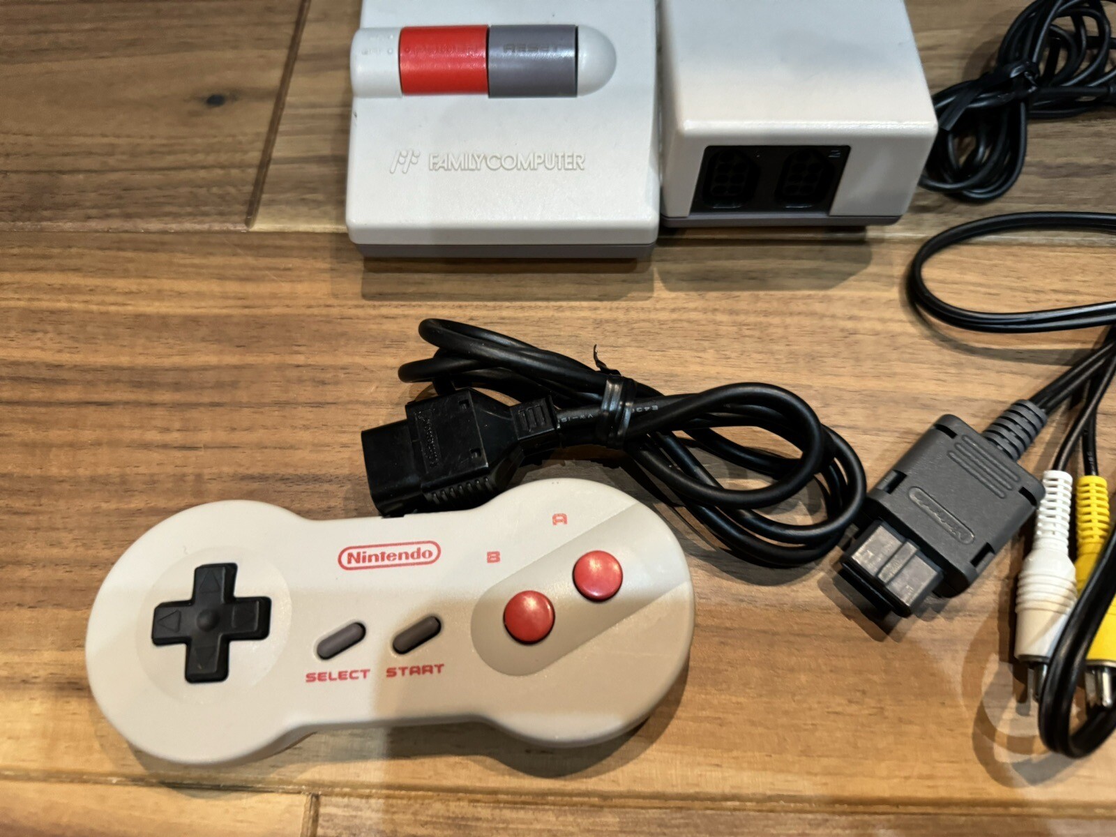Nintendo Famicom AV Top Loader Family Computer Console OEM + Dog Bone Controller