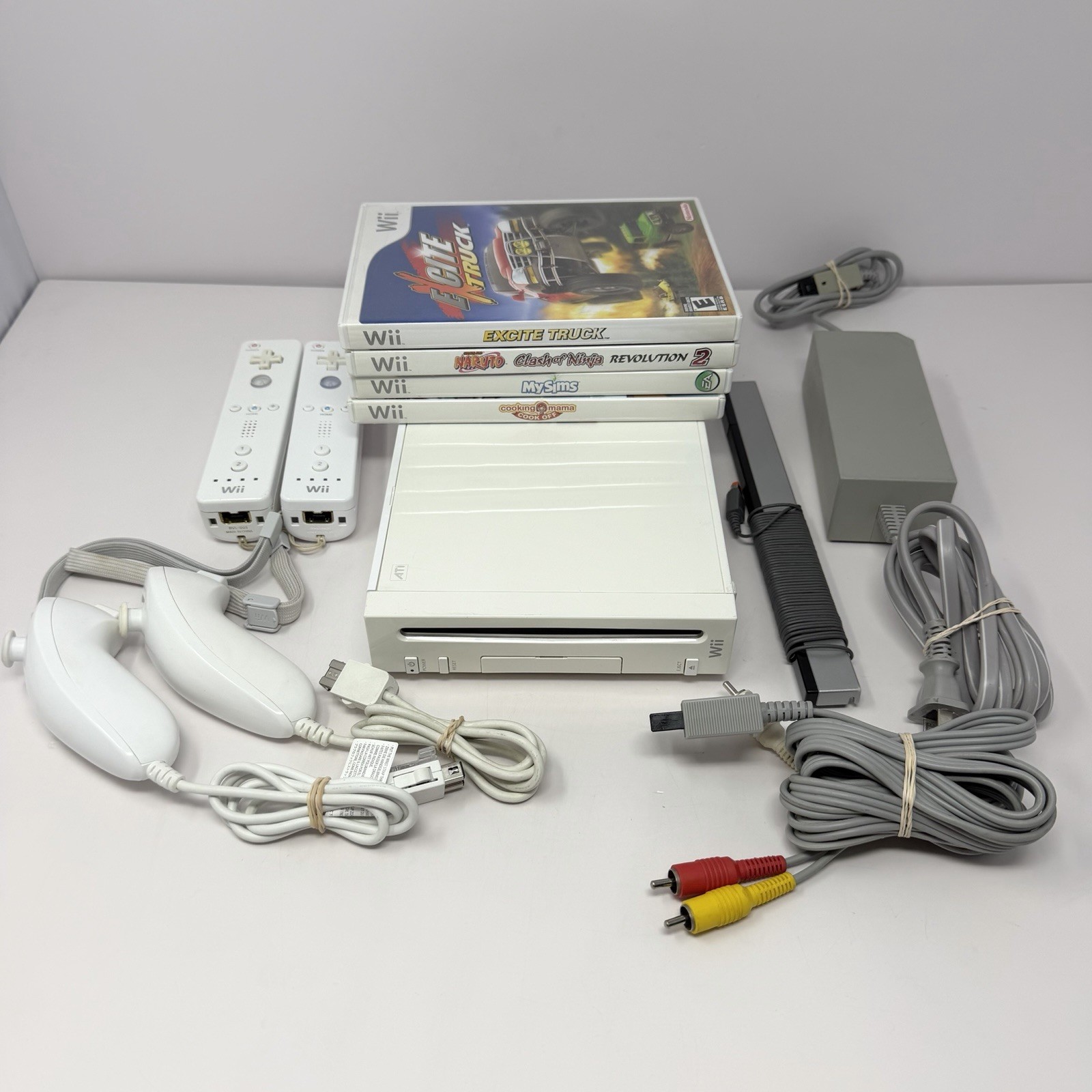 Nintendo Wii Console RVL-001 Game Cube Compatible + Controllers & Games Working