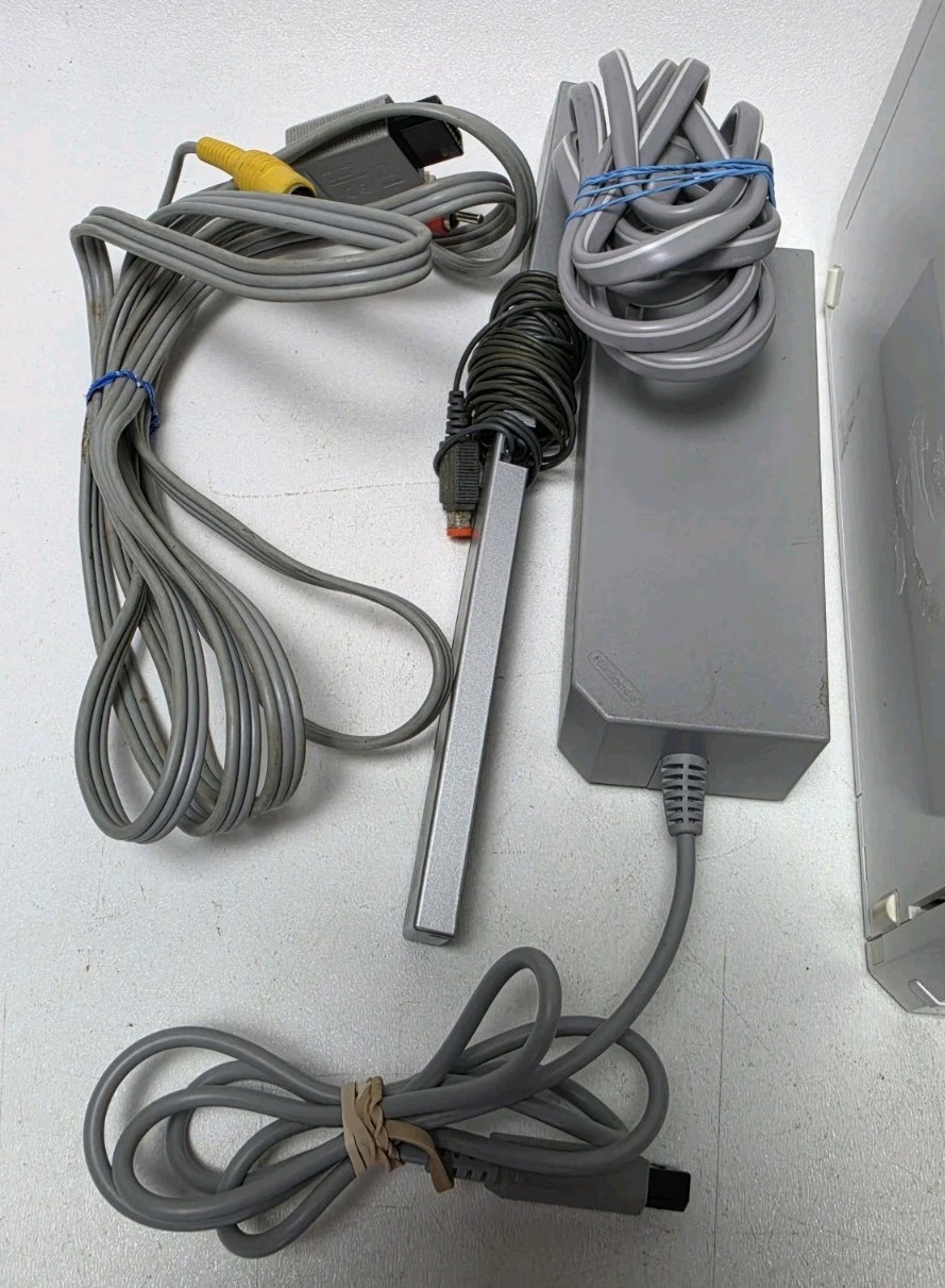 Nintendo Wii Console RVL-001 w/ 2 Controllers, Nunchucks & Cables
