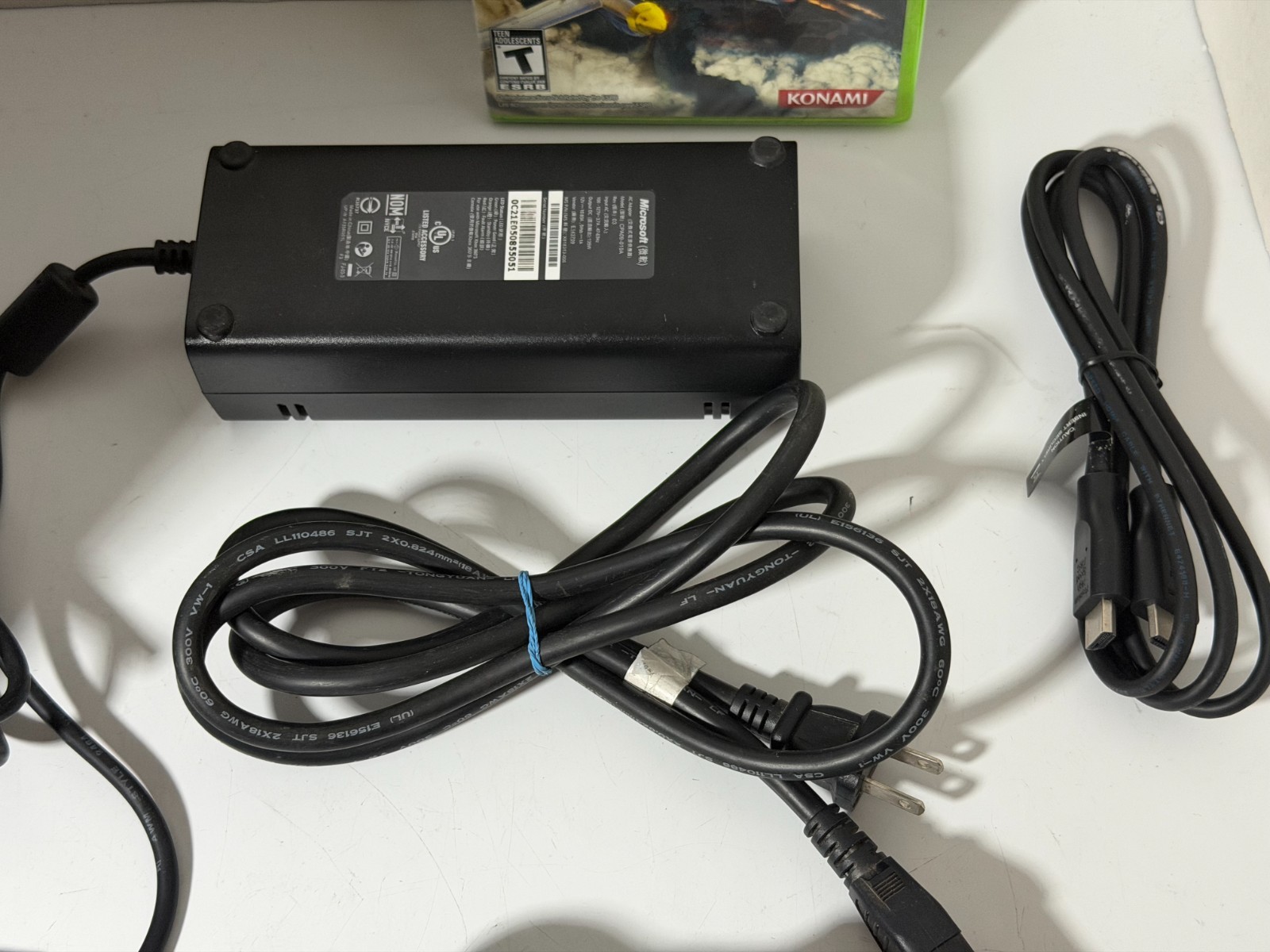 Microsoft Xbox 360 S Slim 4GB 1439 Console Bundle Controller, Cords and Game