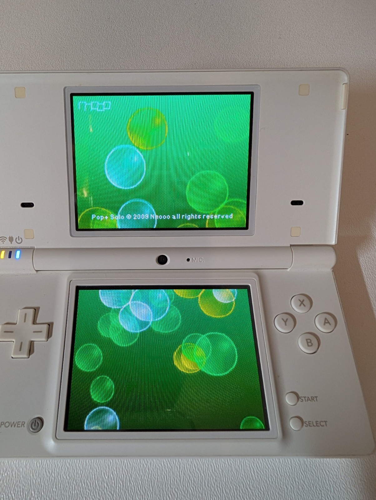 Nintendo DSi White Preloaded Library (8 games) Cartridge Game (1) Charger Stylus