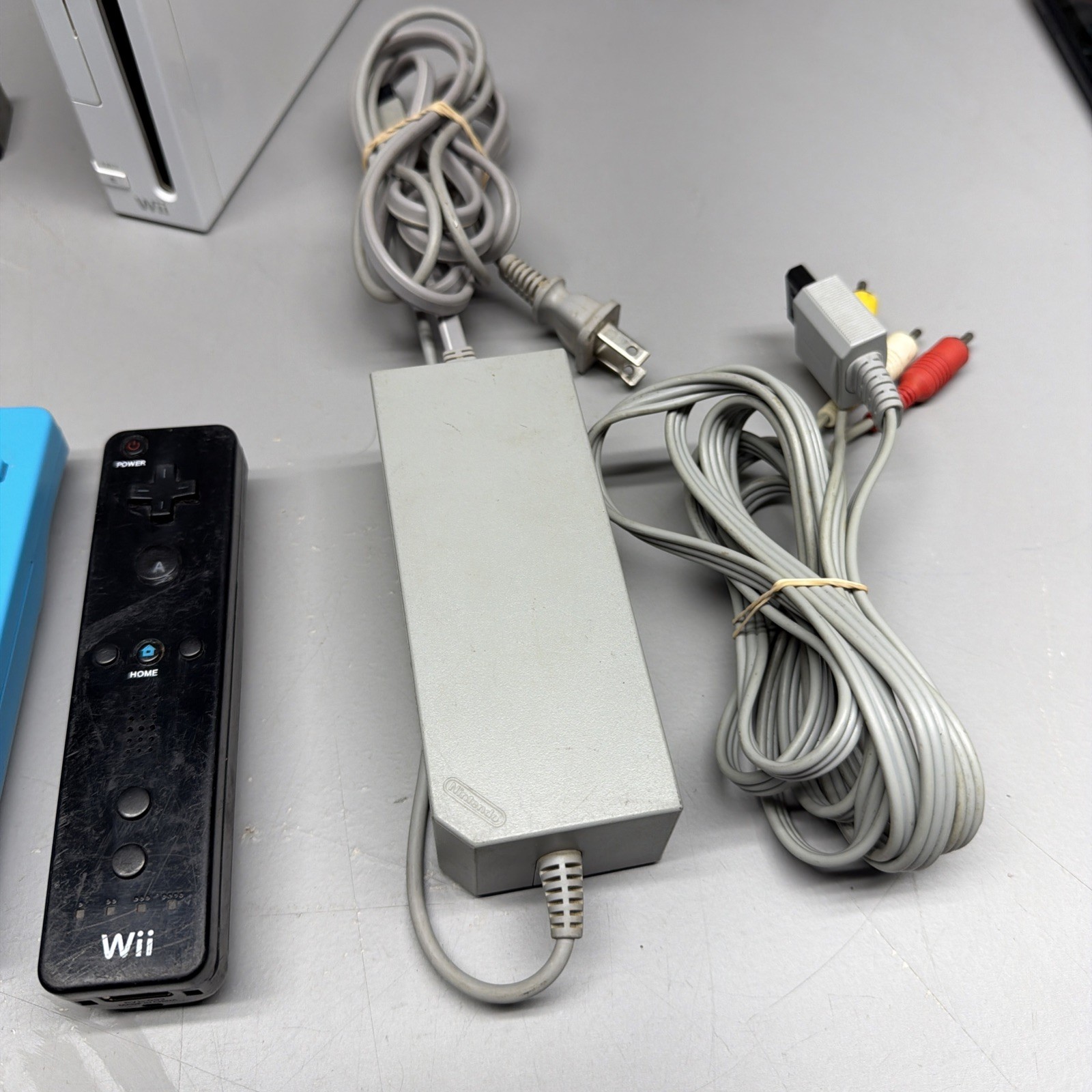 Nintendo Wii Game Console RVL-001 Bundle, White , 2 Controllers 2 Games HDMI Adp