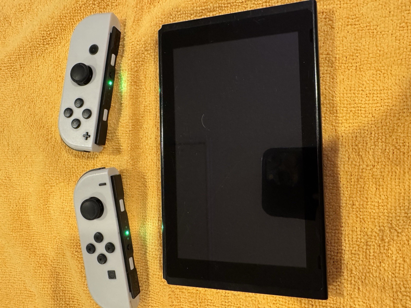 Nintendo HAC-001 Switch Console. Everything Works But Speakers.