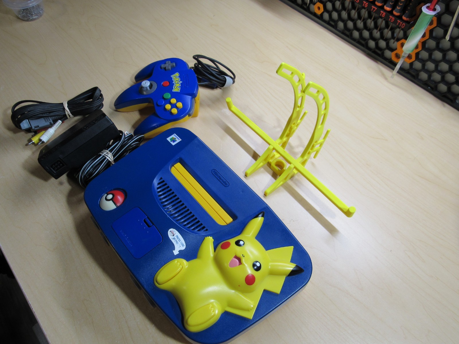 Nintendo 64 Pokemon Edition – Blue/Yellow – New Caps – Display Stand