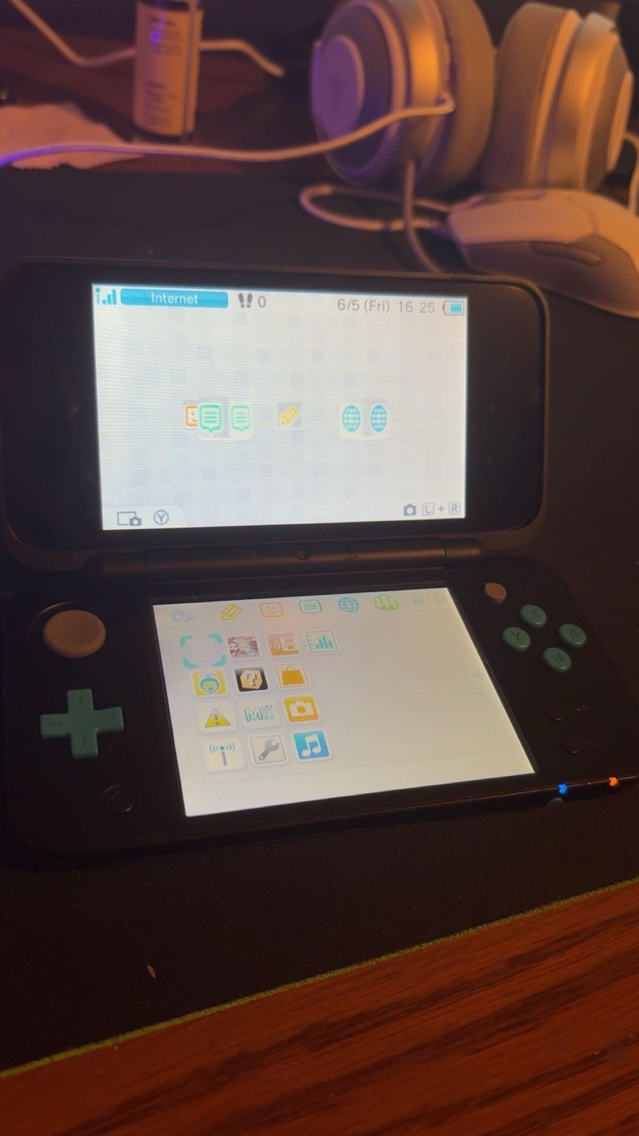 New Nintendo 2DS XL Lightly Used Blue and Black