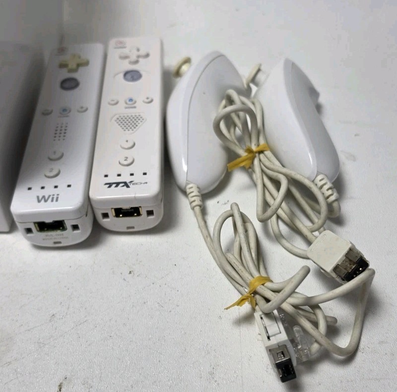 Nintendo Wii Console RVL-001 w/ 2 Controllers, Nunchucks & Cables