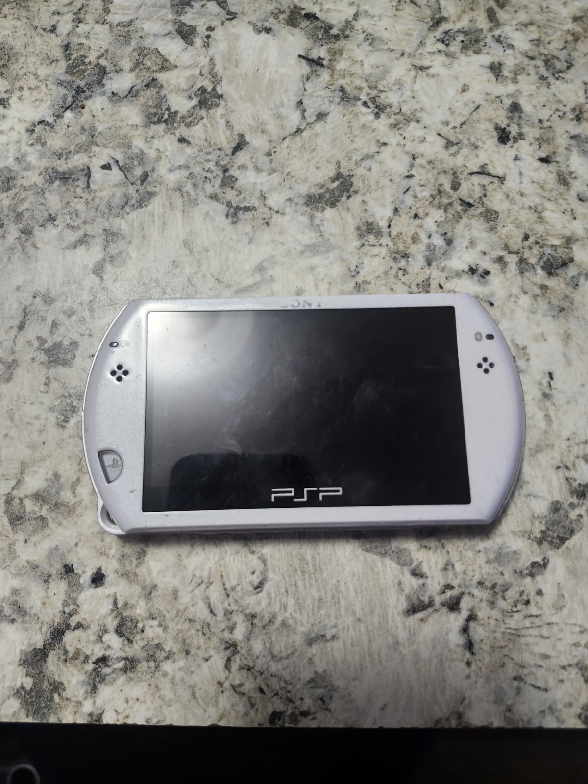 Sony PSP Go Handheld System Pearl White 16GB PSP-N1001