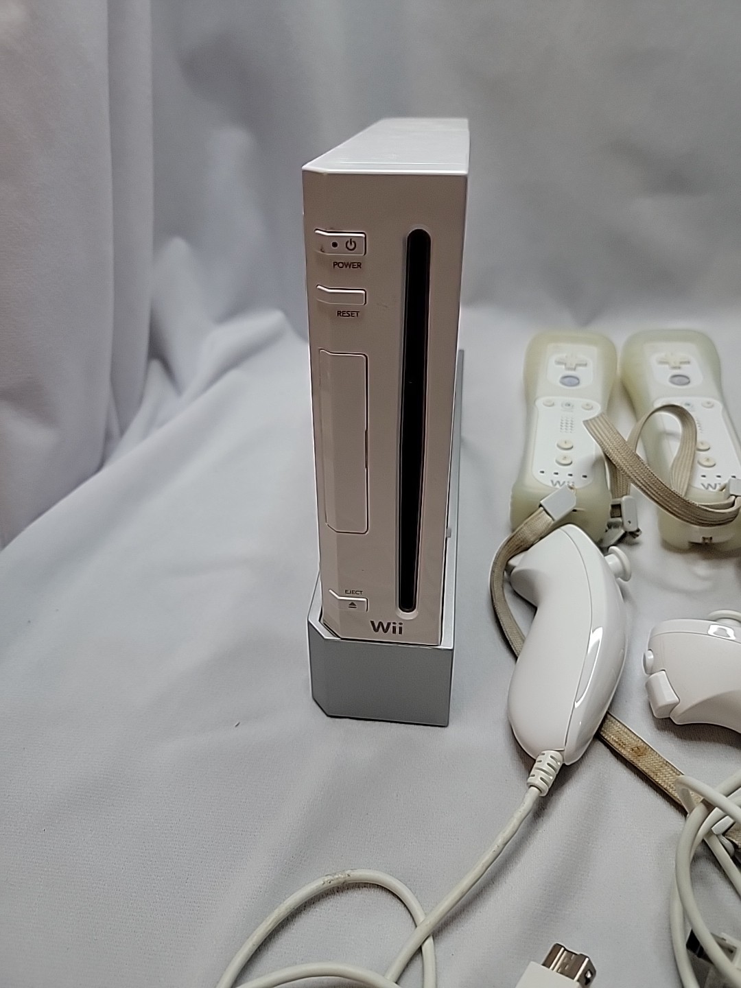 Nintendo Wii Console Bundle 3 Games 2 Remotes 2 Nunchuks Sensor Bar Cables