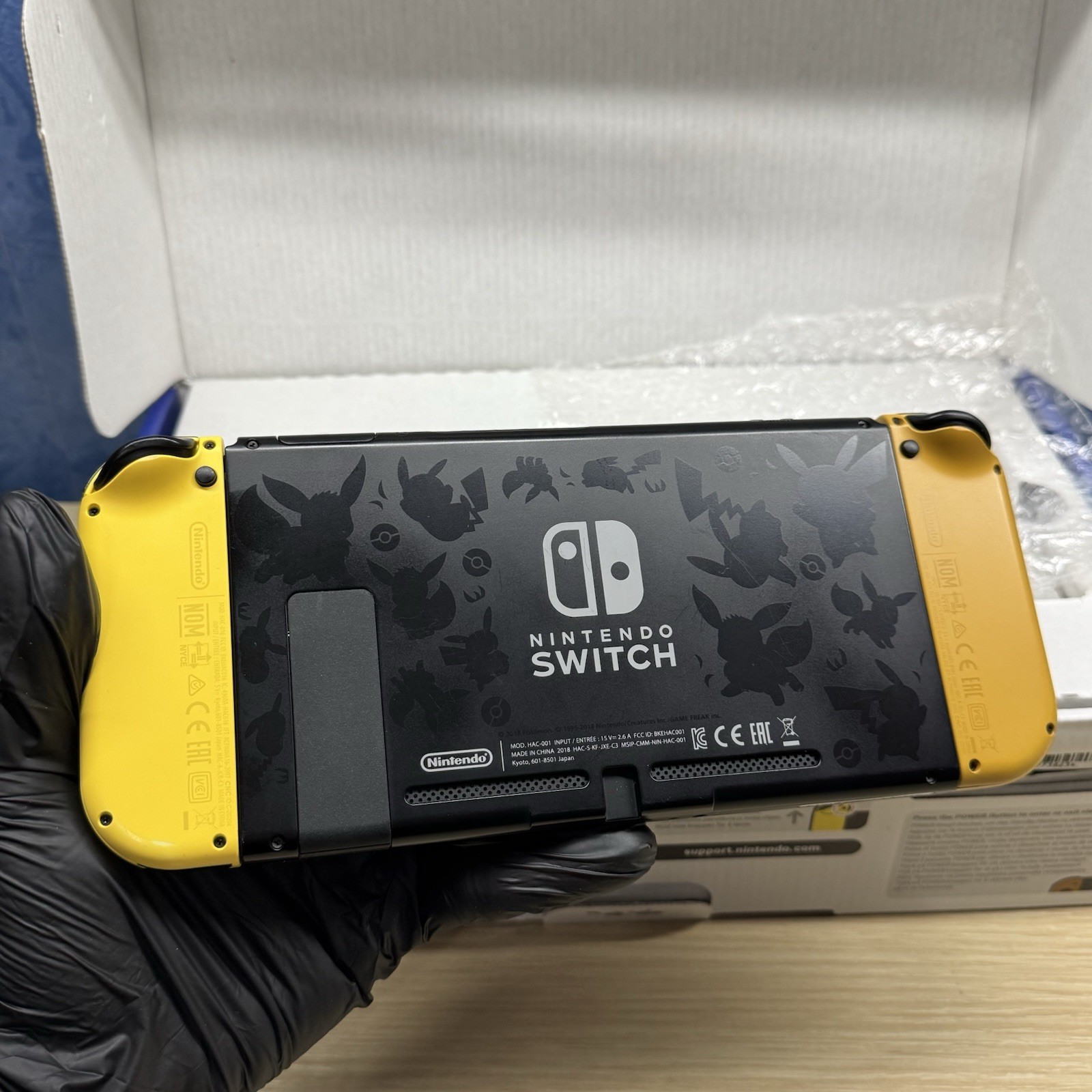 Nintendo Switch – Pokemon Let’s Go Pikachu Limited Edition + Pokeball Plus