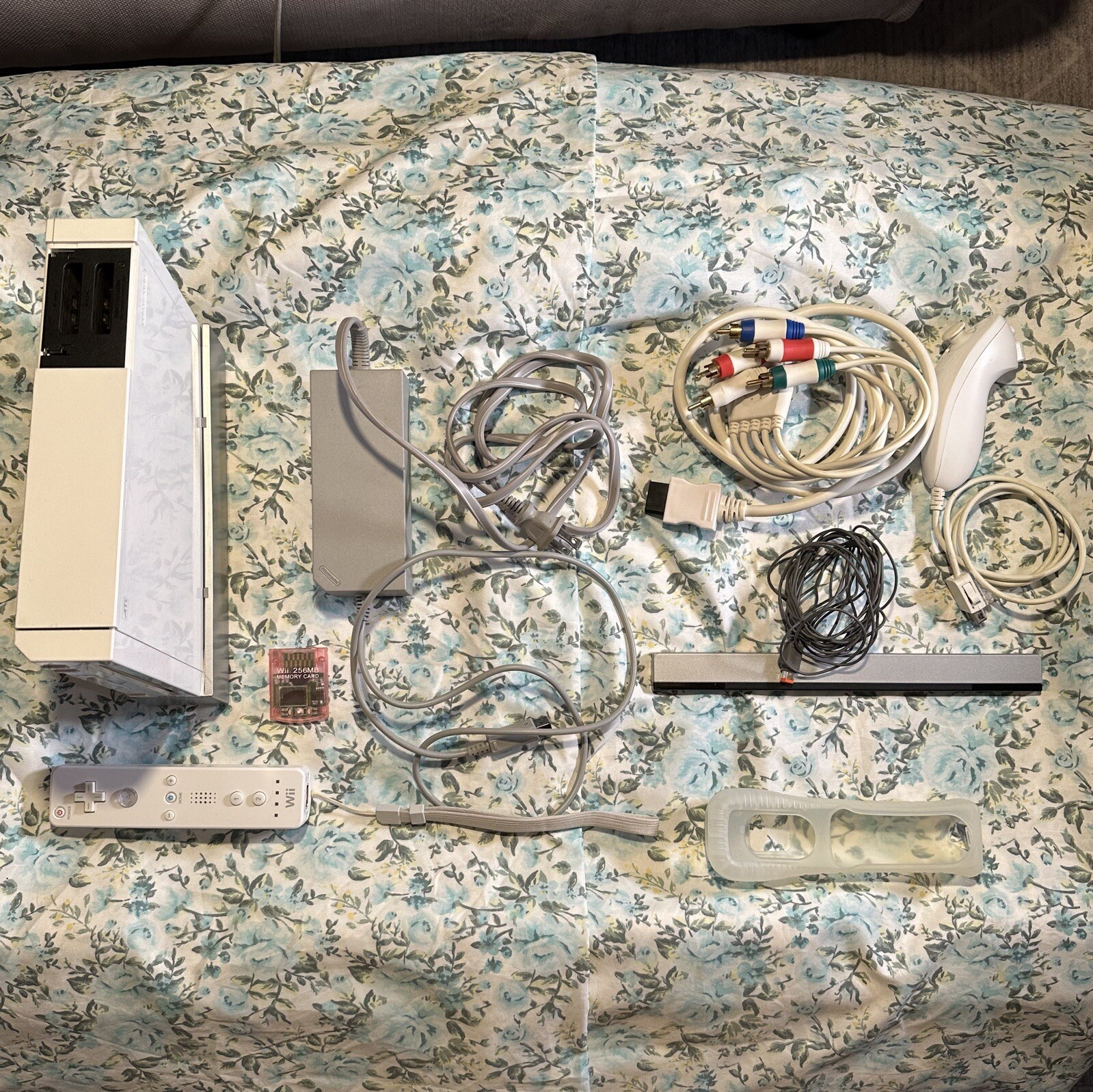 Nintendo Wii RVL-001(USA) 512 MB Home Console – White Bundle