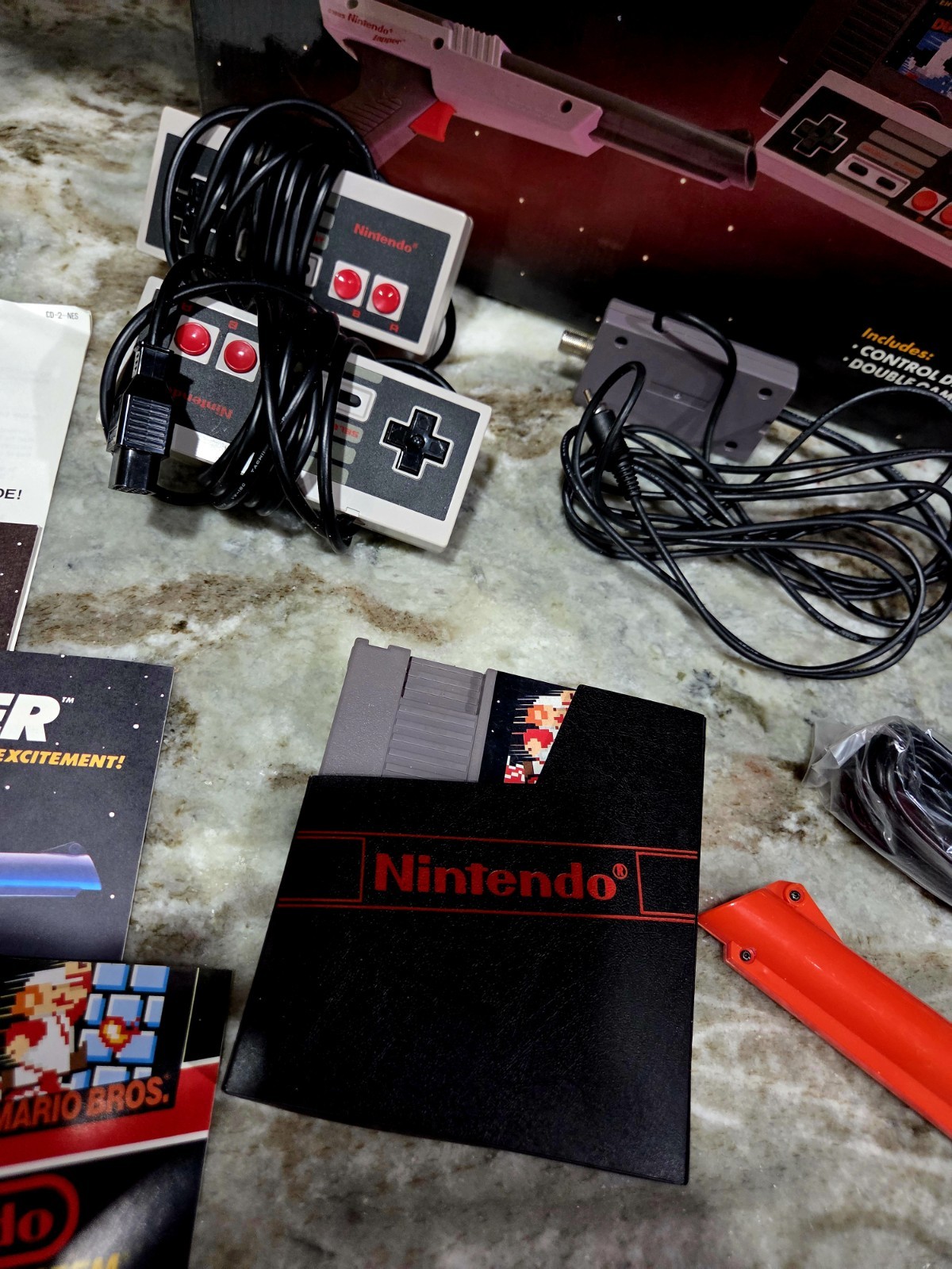 Nintendo NES Action Set Console Zapper Light Gun Duck Hunt Mario Controllers