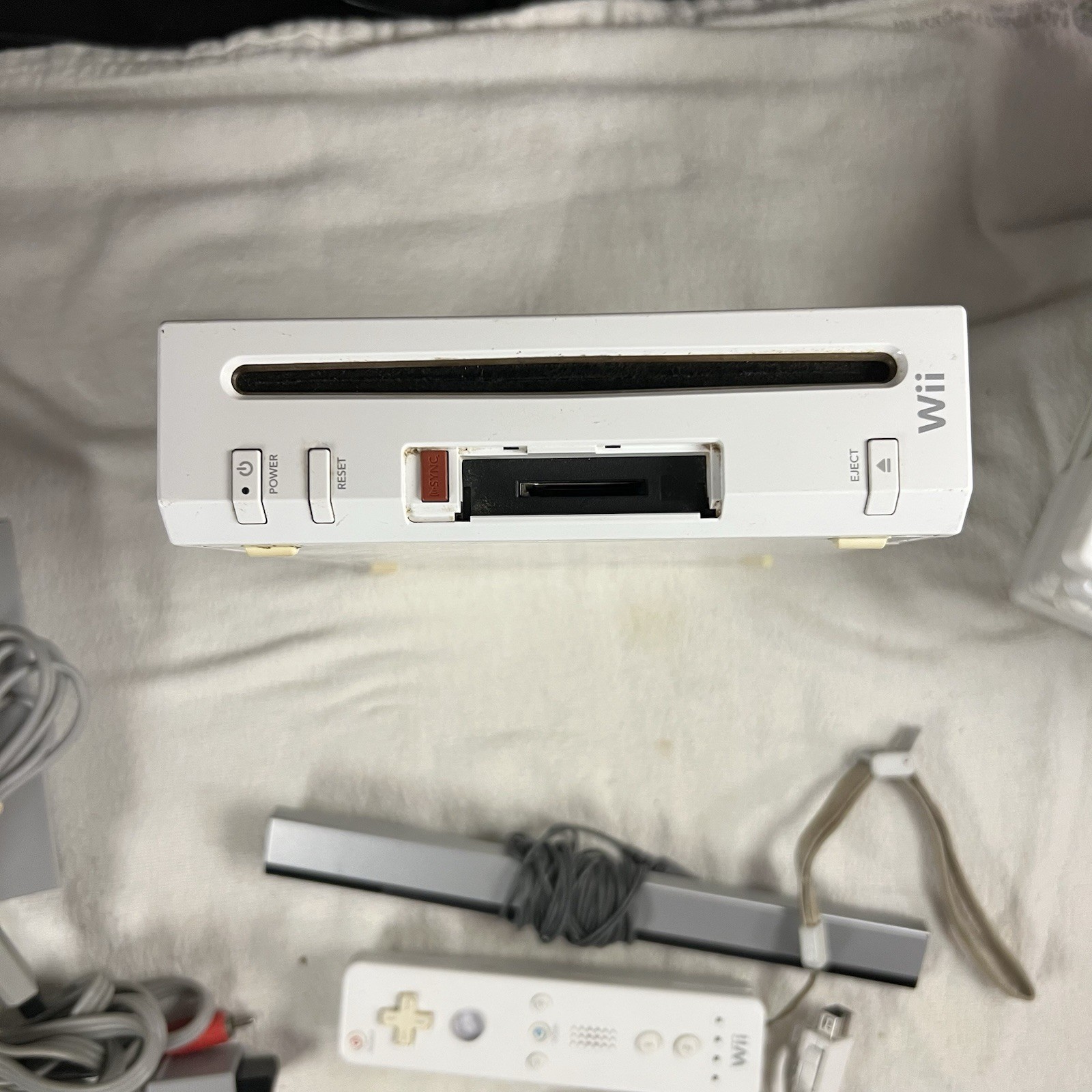 Nintendo Wii RVL-001 512 MB Home Console Bundle 8 Games