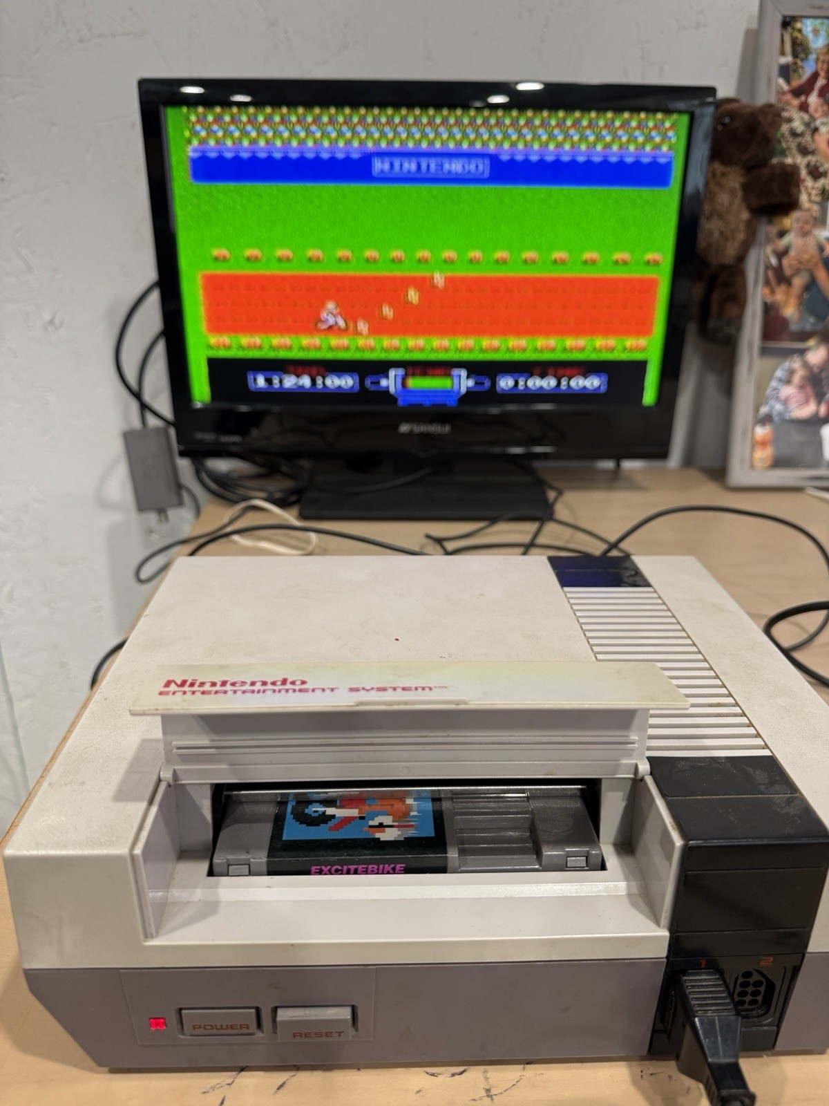 Nintendo NES Action Set Console – All Cables 2 Controllers- Zapper & Games