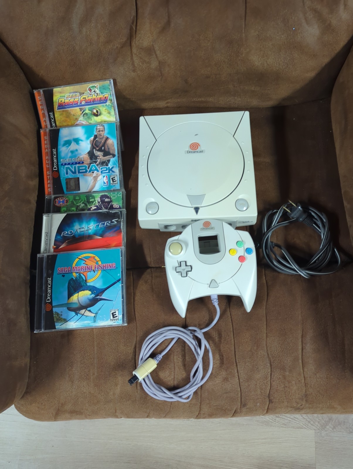 SEGA Dreamcast Console with two controllers and game – White