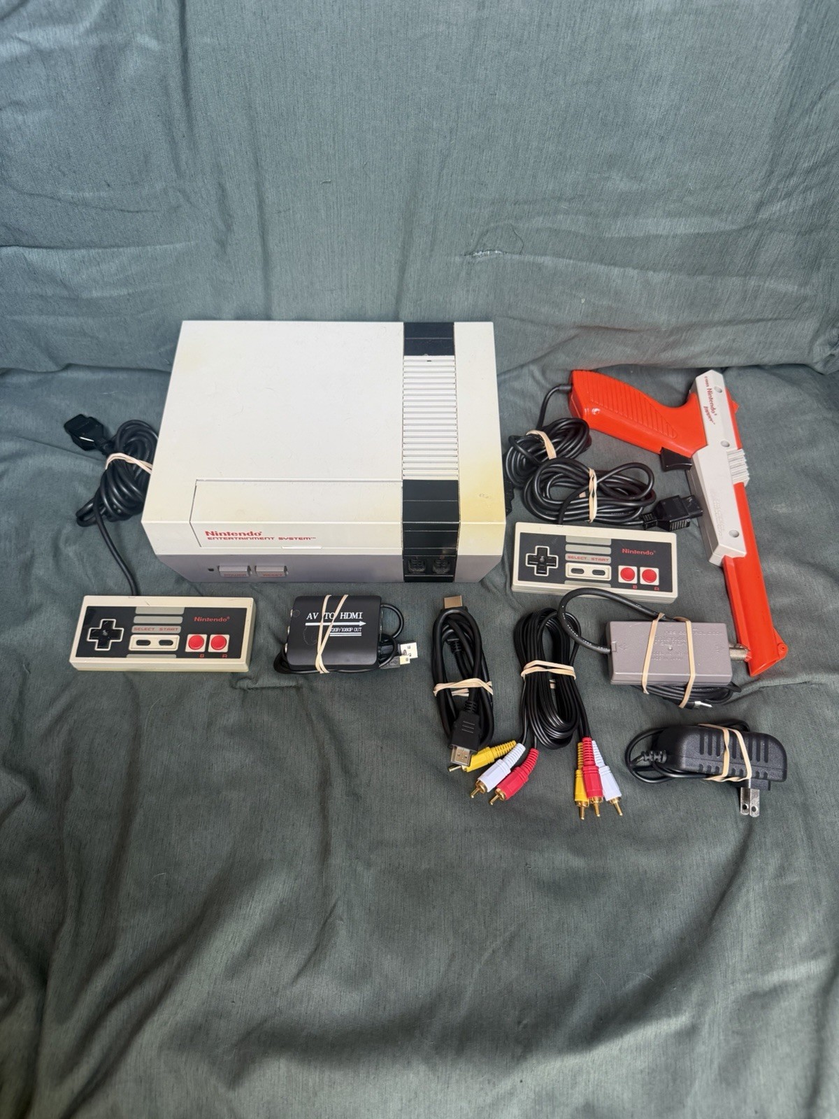 Nintendo NES Entertainment System Console Bundle w/ 2 Controllers & Zapper