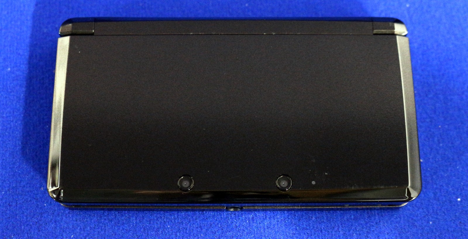 Nintendo 3DS Cosmo Black Console Case, Earbuds, 1 stylus, Charger + 4 Games