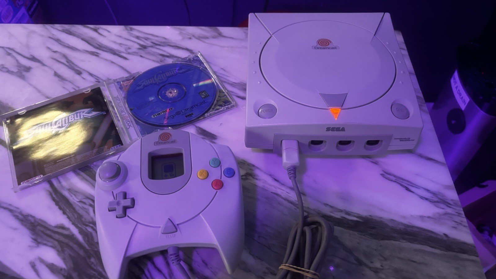 Sega Dreamcast Console REV 1 Bundle. Two Controllers, Red VMU, 5 Games