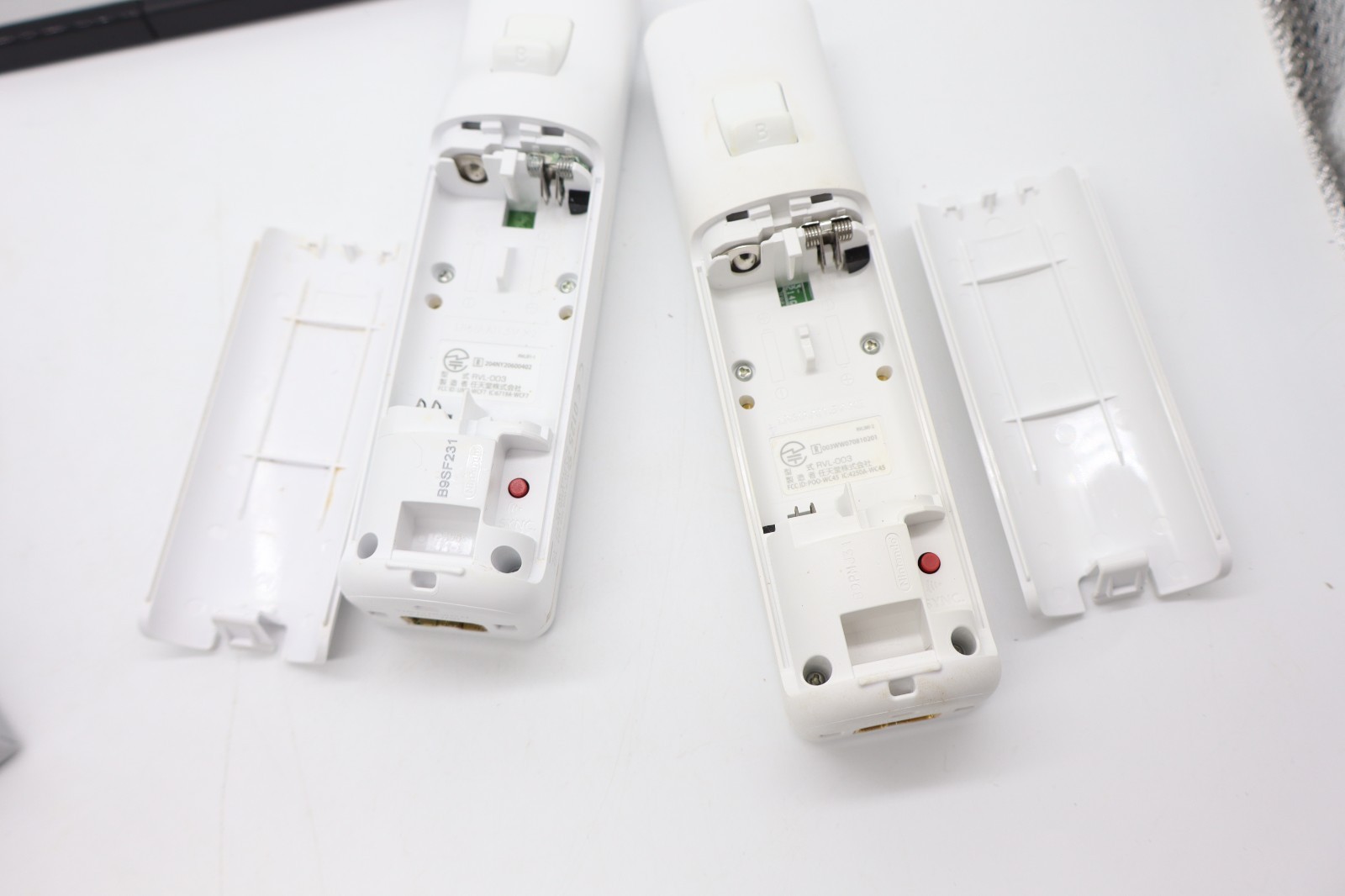 Nintendo Wii RVL-001 (USA) White Console w/ 2 OEM Controllers Cables & Stand