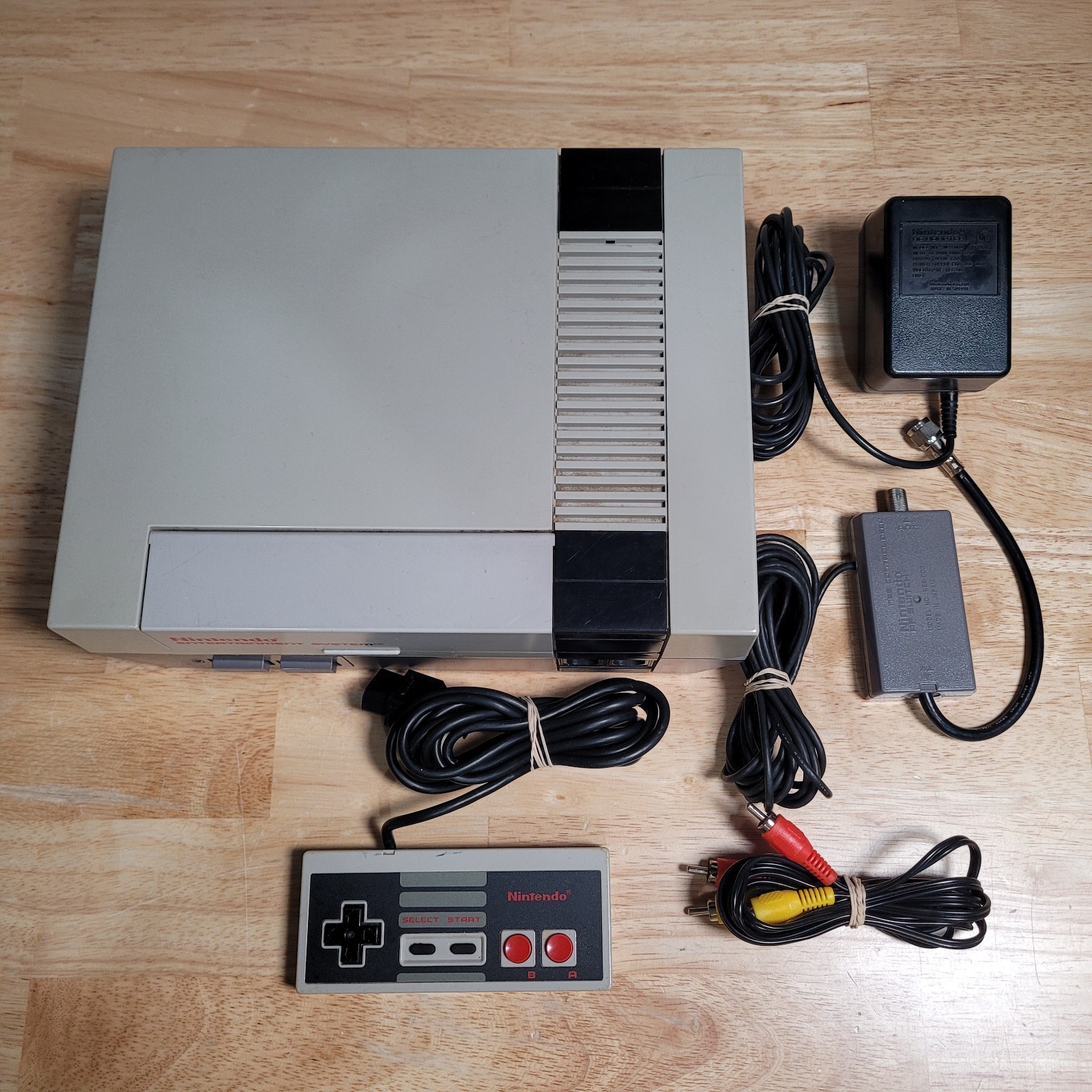 Nintendo Entertainment System NES Console 2 Controllers Complete – Tested