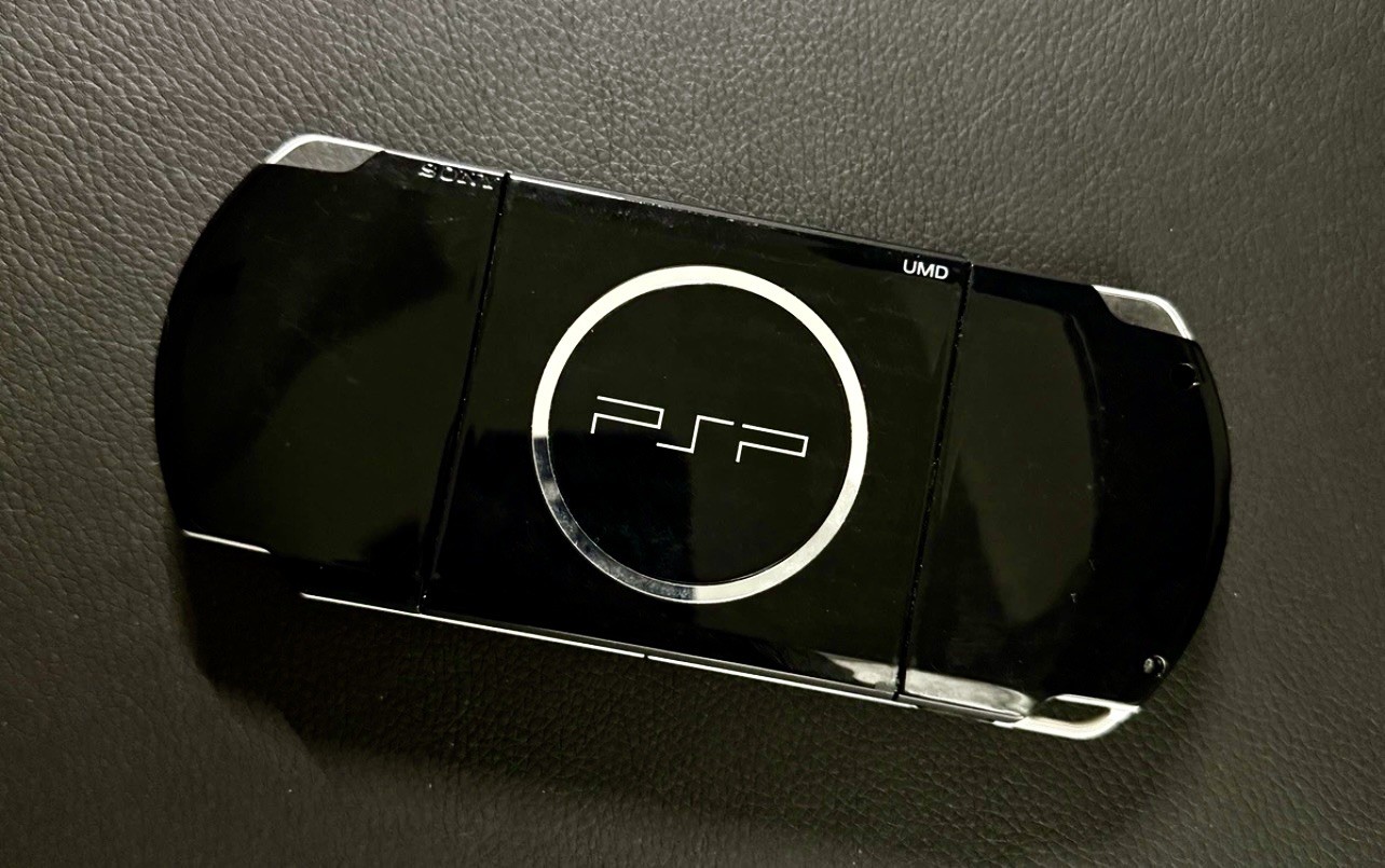 PSP With 33 Games/movie Piano Black Extra Battery W/charger