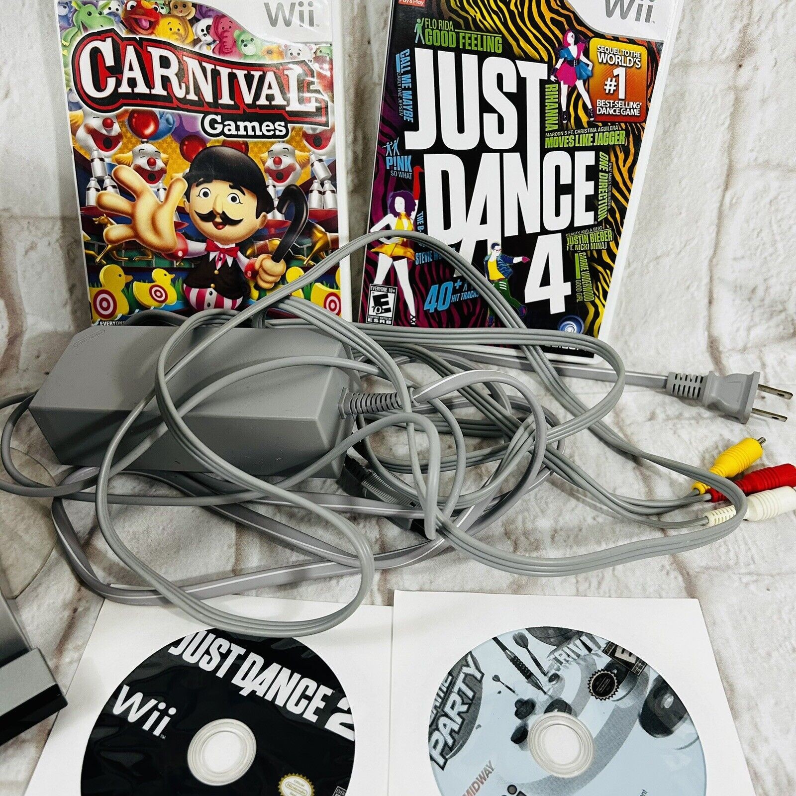 Nintendo Wii RVL-001 USA Black Console Bundle GameCube Compatible w Games VG