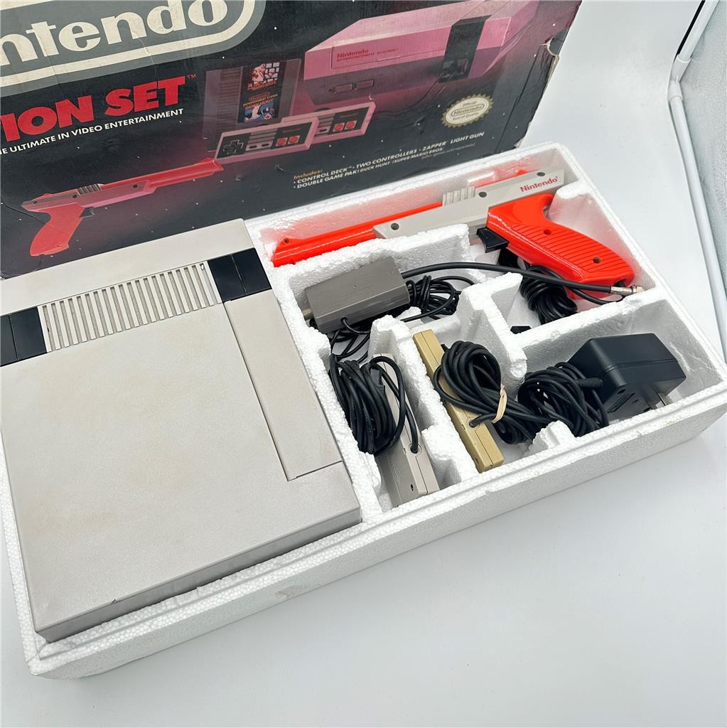 Nintendo NES Action Set w/ Control Deck, Controllers, Zap Gun & Box Untested