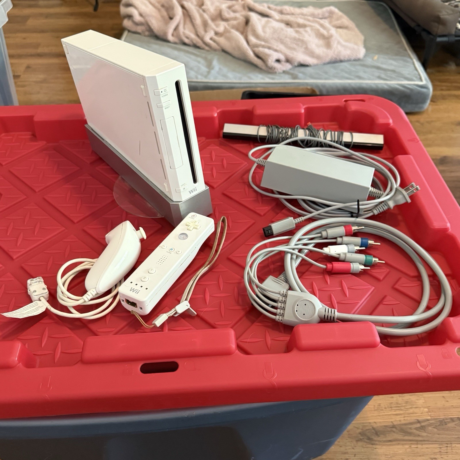 Nintendo Wii Video Game Console RVL-001 White Bundle