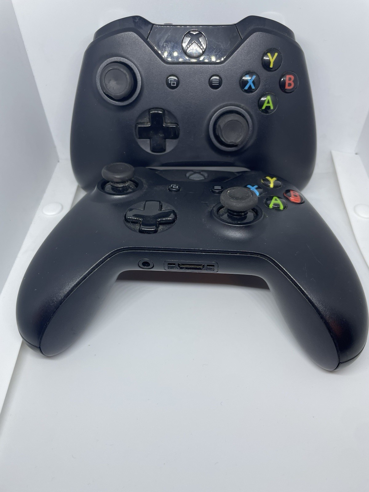Xbox One Black Console, 2 controllers Charging Station And Battery Packs Works