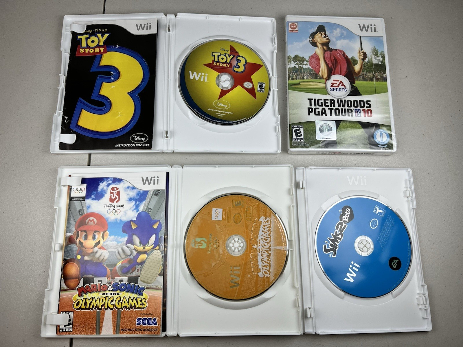 Nintendo Wii White Console Bundle RVL-001 (USA) Mario Controller, Wheel, 4 Games