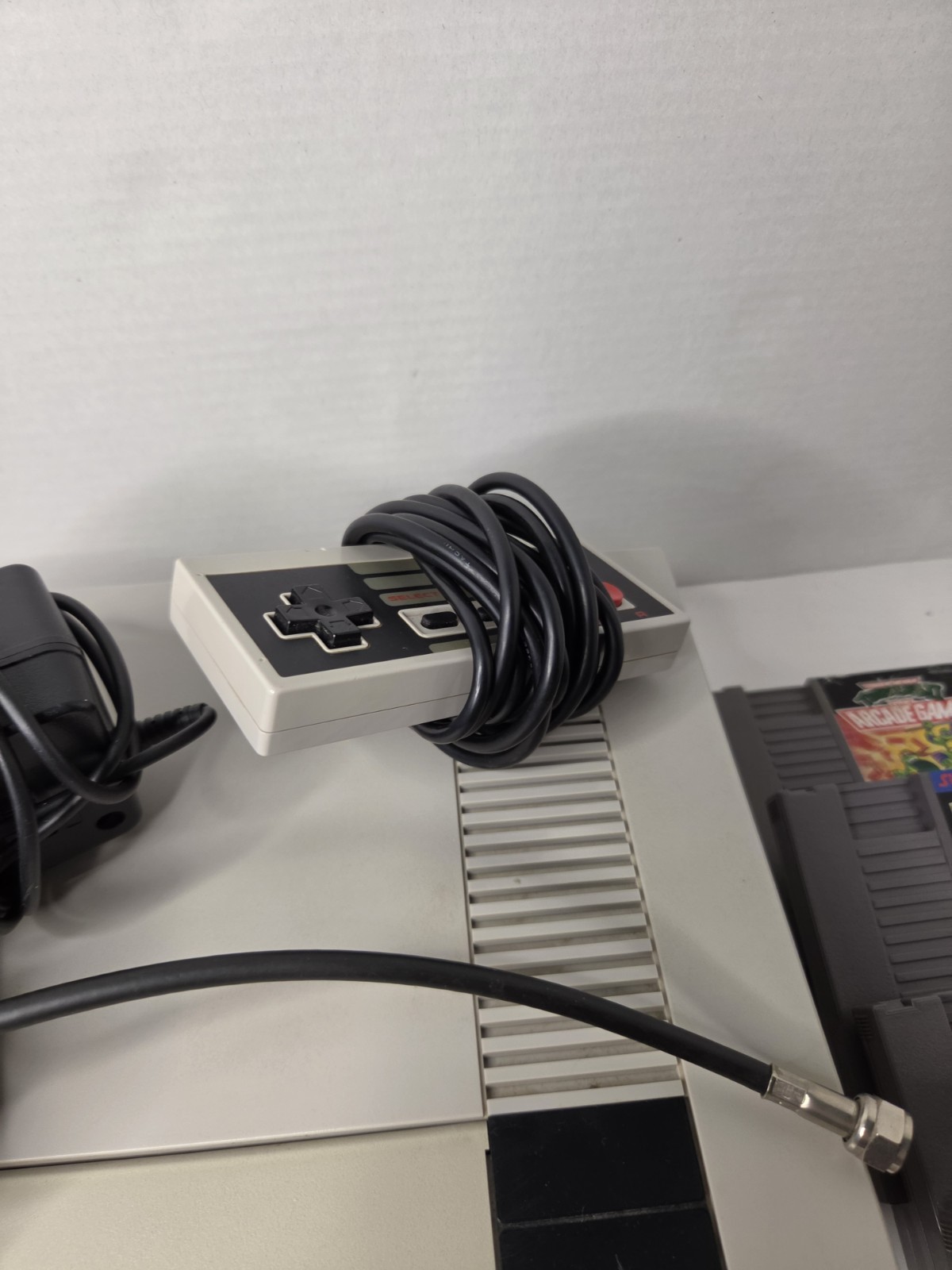 Nintendo NES Console NES-001 w/ 7 Games, Original Wires, Controller & Zapper