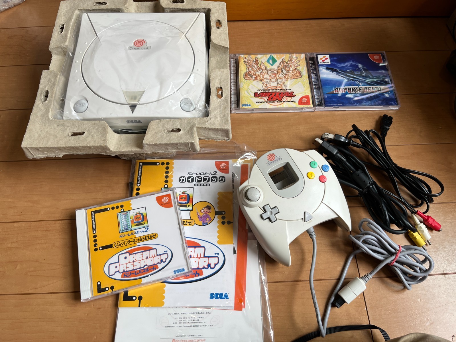 SEGA DreamCast Console (HKT-3000) & Controller with 2 games and BOX and Manual