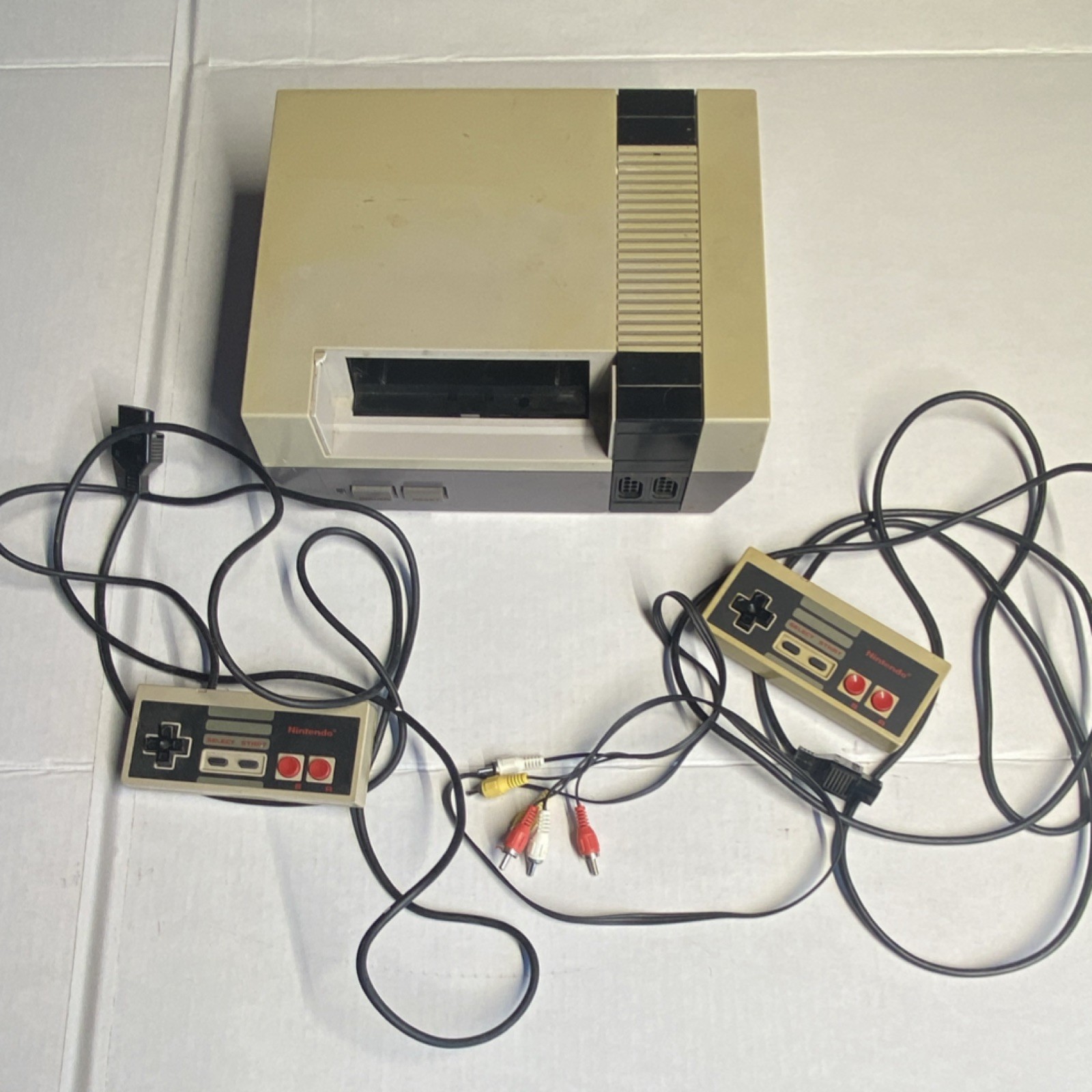 Nintendo NES-001 Console Gray Black with Controllers and AV Cables