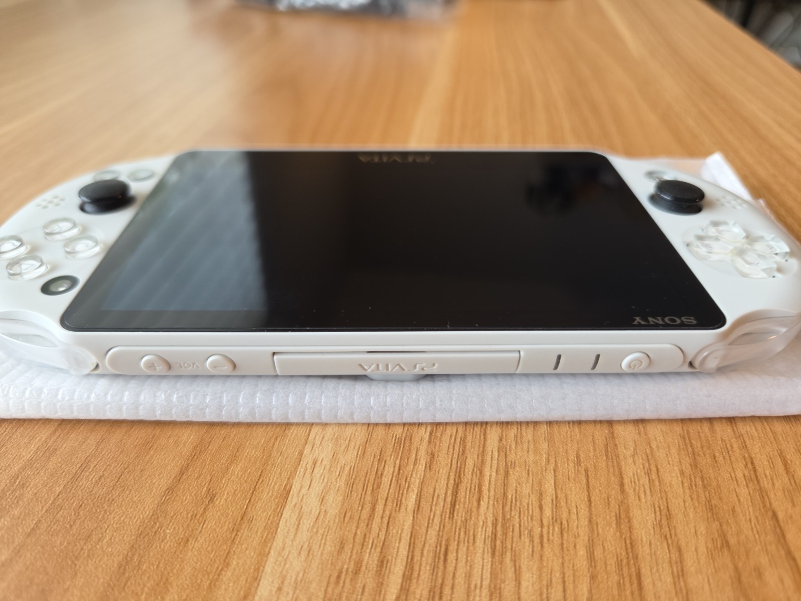 Sony PS Vita PCH-2000ZA22 1GB Handheld Console – Glacier White CIB US SELLER